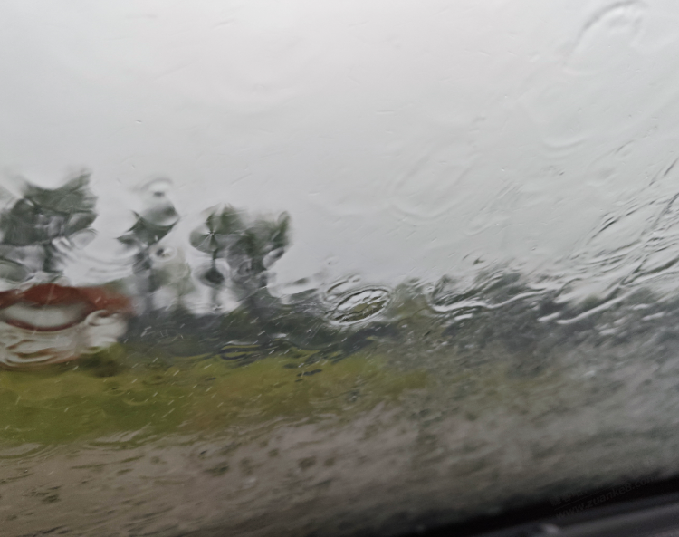 暴雨了,赶紧开出来冲刷下